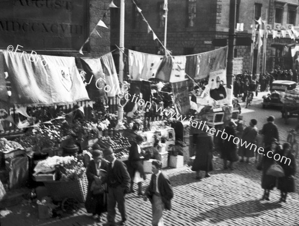 TRADERS AT BASE OF NELSON'S PILLAR